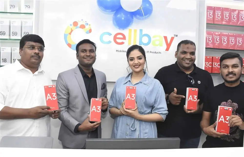 ACTRESS SREEMUKHI LAUNCHES CELLBAY MOBILES SHOWROOM MEDAK 2